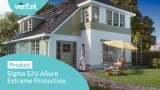 Goed onderhouden huis geschilderd met Sigma S2U Allure die over de Extreme Protection Technologie beschikt. Een schilder en een relaxende vrouw in de tuin die jarenlang onderhoudsvrij is.