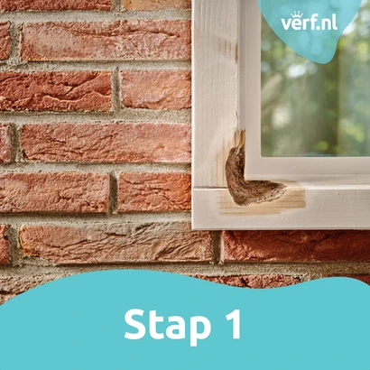 Stap 1: Houtrot aan de onderzijde van een wit kozijn opgemerkt, voorbereid voor herstel. 