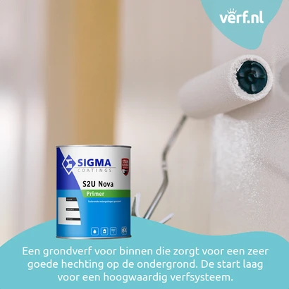 Houtwerk wordt binnenshuis in de primer gezet met een verfroller. Op de voorgrond staat een blik Sigma S2U Nova Primer, een watergedragen grondverf voor binnen. De tekst onderaan de afbeelding luidt: “Een grondverf voor binnen die zorgt voor een zeer goed