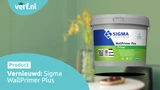 Emmer Sigma WallPrimer Plus 10 liter, afgebeeld tegen een groene muur en interieur met bloemen op tafel. Linksboven het Verf.nl-logo.