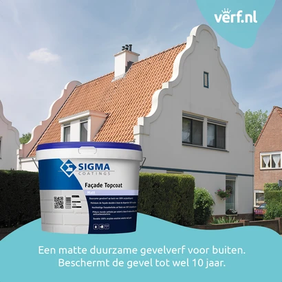 Witte gevel van een huis met kenmerkende trapgevel en oranje dakpannen, geschilderd met Sigma Façade Topcoat Matt. Op de voorgrond staat een emmer van deze matte gevelverf. Rechtsboven is het Verf.nl-logo zichtbaar. Onderaan de tekst: "Een matte duurzame