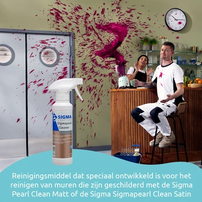 Een smoothie-explosie tegen een muur in een keuken, met een spuitfles Sigma Sigmapearl Cleaner op de voorgrond – een speciaal reinigingsmiddel voor muren geschilderd met Sigma Pearl Clean Matt of Sigma Sigmapearl Clean Satin.