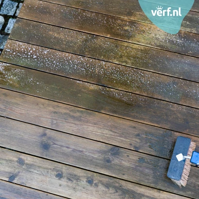 Houten terras wordt gereinigd met Jotun Kraftvask; zichtbaar verschil tussen vervuilde en gereinigde planken.