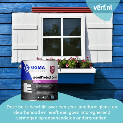Witte raamluiken op een helderblauw houten huis met bloembak onder het raam. Op de voorgrond een blik Sigma WoodProtect Solid Satin beits, bekend om zijn langdurige glans- en kleurbehoud. Deze beits dringt diep door in onbehandeld hout en beschermt optima