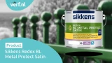 Een blik Sikkens Redox BL Metal Protect Satin met groen metalen hek op de achtergrond. Deze is geschilderd met deze verf.