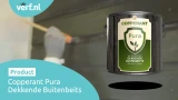 Een blik Copperant Pura Dekkende Buitenbeits met op de achtergrond een schilder die buitenhoutwerk behandelt met een kwast en deze verf.