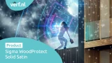 Persoon met de Sigma WoodProtect Solid Satin in zijn hand trotseert weer en licht in een futuristische setting.