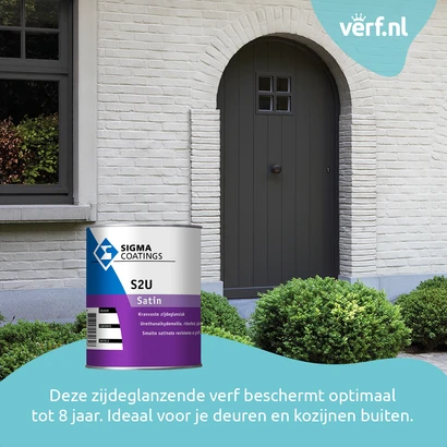 Donkergrijze houten voordeur met boogkozijn in een lichte bakstenen gevel, naast een raam met zwarte kozijnen. Op de voorgrond staat een blik Sigma S2U Satin verf. Deze zijdeglanzende verf beschermt optimaal tot 8 jaar. Ideaal voor je deuren en kozijnen b
