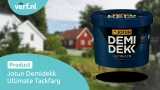 Op de voorgrond een emmer Jotun Demidekk Ultimate Täckfärg met donkerblauwe verpakking met daarachter een landschap met rode en witte huizen die daarmee geschilderd zijn. Linksboven staat het Verf.nl-logo en linksonder de productnaam in een blauwe balk.