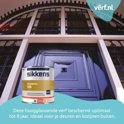 Afbeelding van een glanzend donkerblauw geschilderde voordeur met witte kozijnen, behandeld met Sikkens Rubbol SB hoogglansverf. Op de voorgrond staat een blik van de Rubbol SB 1 liter variant.