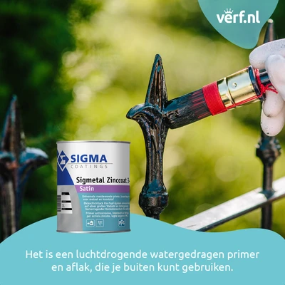 Buitenhek van metaal wordt geverfd met Sigma Sigmetal Zinccoat 3 Satin. Op de voorgrond staat een blik verf, terwijl een hand met een kwast het hek in een zwarte laklaag zet. De achtergrond toont een groene, onscherpe tuinomgeving.