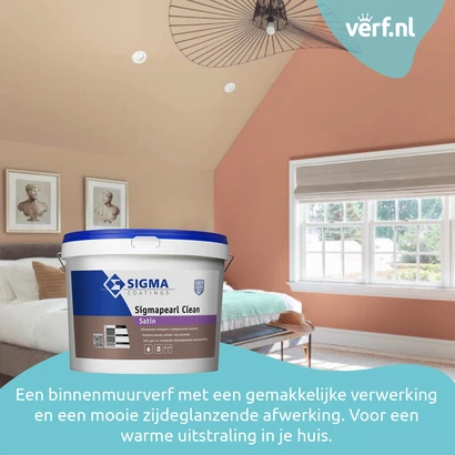 Slaapkamer met warme perzikkleurige muren en grote ramen, met Sigma Sigmapearl Clean Satin muurverf-emmer op de voorgrond.