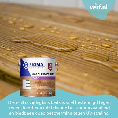 Waterdruppels op een houten terras die de waterafstotende werking van Sigma WoodProtect Ultra Satin laten zien, met op de voorgrond een blik van deze ultra duurzame, UV-bestendige buitenbeits.