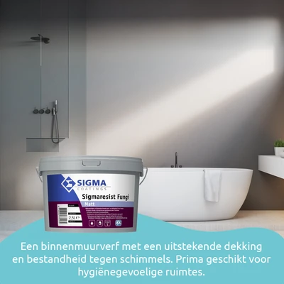 Een moderne badkamer met een vrijstaand bad, waskommen en dakramen. Op de voorgrond staat een emmer Sigma Sigmaresist Fungi Matt, een matte schimmelwerende muurverf die ideaal is voor vochtige ruimtes zoals de badkamer, kelder of wasruimte.