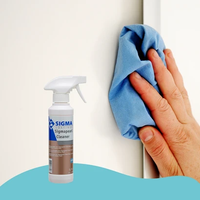 Hand reinigt muur met doek naast Sigma Sigmapearl Cleaner.