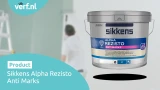 Een emmer Sikkens Alpha Rezisto Anti Marks met op de achtergrond een schilder die een muur verft met deze matte, stootvaste muurverf. Linksboven het Verf.nl-logo en linksonder de productnaam in een blauwe balk.