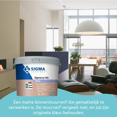 Moderne woonkamer en eetkamer met grote ramen en een open haard. De muren zijn geschilderd in een lichte matte kleur. Op de voorgrond staat een emmer Sigma Sigmacryl DGL Matt muurverf. De tekst geeft aan dat het een matte binnenmuurverf is die makkelijk t