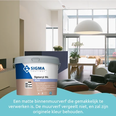 Moderne woonkamer en eetkamer met grote ramen en een open haard. De muren zijn geschilderd in een lichte matte kleur. Op de voorgrond staat een emmer Sigma Sigmacryl DGL Matt muurverf. De tekst geeft aan dat het een matte binnenmuurverf is die makkelijk t