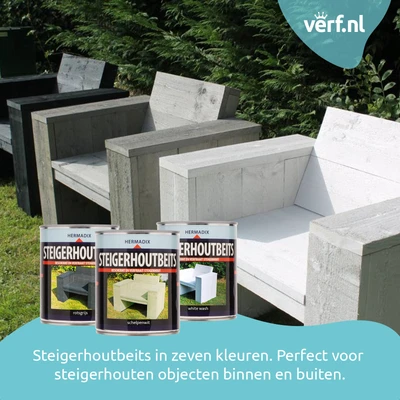 Hermadix Steigerhoutbeits in drie kleuren (rotsgrijs, schelpenwit en white wash), met op de achtergrond steigerhouten tuinmeubels in verschillende tinten. Ideaal voor binnen- en buitentoepassing. Verf.nl-logo rechtsboven.