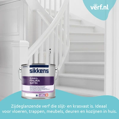 Witte houten trap met op de voorgrond een blik Sikkens Rubbol Finura Satin verf. Tekst: Zijdeglanzende verf die slijtvast en krasvast is. Ideaal voor vloeren, trappen, meubels, deuren en kozijnen in huis.