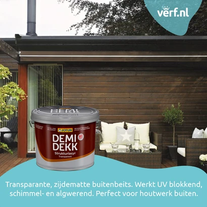 Terras met houten gevel geschilderd met transparante Jotun Demidekk Strukturlasyr beits, voorzien van witte loungekussens en omringd door groen.