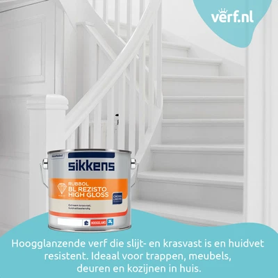 Witte houten trap met op de voorgrond een blik Sikkens Rubbol BL Rezisto High Gloss verf. Tekst: Hoogglanzende verf die slijtvast, krasvast en huidvetresistent is. Ideaal voor trappen, meubels, deuren en kozijnen in huis.