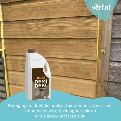 Vergelijking van vergrijsd en gereinigd hout op een houten gevel, met in het midden een fles Jotun Demidekk Terrassfix. Onderaan staat de tekst: "Reinigingsmiddel die houten tuinmeubels, terrassen, vlonders en vergrijsde oppervlakten er als nieuw uit late