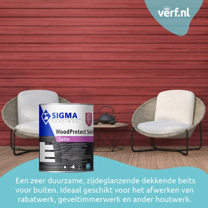 Moderne buitenruimte met roodgeschilderde houten gevelbekleding, twee ronde rotan stoelen met witte kussens en een bijzettafeltje met theepot. Op de voorgrond een blik Sigma WoodProtect Solid Satin, een duurzame en dekkende beits voor buiten. Ideaal voor