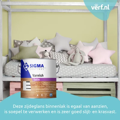 Kinderkamer met pastelkleuren en een huisvormig bed, op de voorgrond een blik Sigma Varnish Satin – zijdeglans binnenlak die soepel verwerkt en slijtvast is.