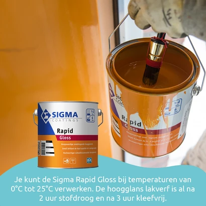 Close-up van een hand met handschoen die een kwast doopt in een blik oranje Sigma Rapid Gloss lakverf. Op de achtergrond is een geverfd oppervlak in dezelfde oranje kleur zichtbaar. Op de voorgrond staat een productblik met tekst: “Je kunt de Sigma Rapid