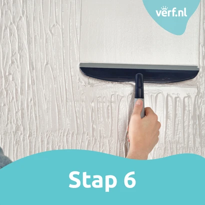 Gladstrijken van de aangebrachte MuurGlad met een brede spaan voor een egaal oppervlak.