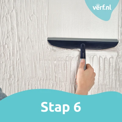 Gladstrijken van de aangebrachte MuurGlad met een brede spaan voor een egaal oppervlak.