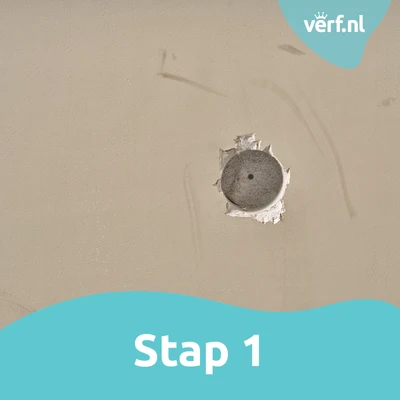 Stap 1: Voorbereiden van het gat: Close-up van een ronde beschadiging in de muur, klaar om gerepareerd te worden met vulmiddel.