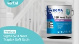 Een trap met wit geschilderde treden, behandeld met Sigma S2U Nova Traplak Soft Satin voor een krasvaste en slijtvaste afwerking. Op de voorgrond staat een verfblik van het product.