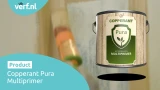 Een blik Copperant Pura Multiprimer op de voorgrond met op de achtergrond een kwast die primer op een lastig te schilderen ondergrond als basislaag wordt aangebracht.