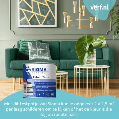 Interieur met groene bank, gouden accenten en Sigma Colour Tester matt op de voorgrond. Tekst: Met dit testpotje van Sigma kun je ongeveer 2 à 2,5 m² per laag schilderen om te kijken of de kleur bij jouw ruimte past.