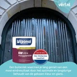 Glanzende donkergroene voordeur met Wijzonol LBH SDT Ultra Hoogglanslak en label "Oer-Hollandse kwaliteit"