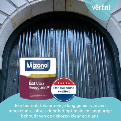 Glanzende donkergroene voordeur met Wijzonol LBH SDT Ultra Hoogglanslak en label "Oer-Hollandse kwaliteit"