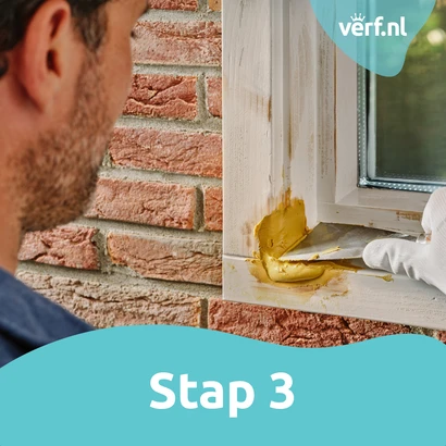 Stap 3: Het aanbrengen van de gemengde Houtrotvuller met een plamuurmes op het aangetaste kozijn.  