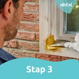 Stap 3: Het aanbrengen van de gemengde Houtrotvuller met een plamuurmes op het aangetaste kozijn.

