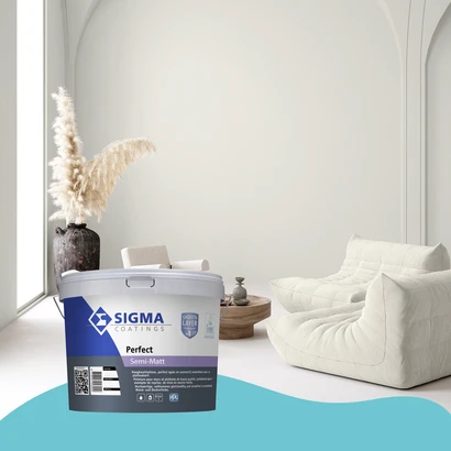 Minimalistisch ingerichte woonkamer met hoge plafonds en zachte gebogen lijnen in de architectuur. De ruimte is geschilderd in een zachte, lichtbeige tint. Er staat een comfortabele witte design fauteuil en een houten salontafel met decoratieve objecten.