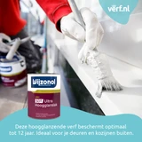 Schilder in rode trui brengt witte hoogglanslak aan op een buitendeur of kozijn met een kwast. Op de voorgrond staat een blik Wijzonol LBH SDT Ultra Hoogglanslak. In de hoek staat het logo van Verf.nl en onderaan de tekst: "Deze hoogglanzende verf beschermt optimaal tot 12 jaar. Ideaal voor je deuren en kozijnen buiten."