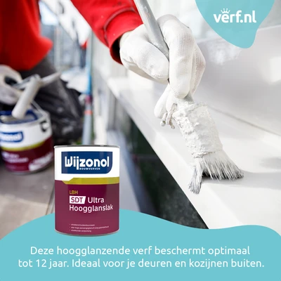Schilder in rode trui brengt witte hoogglanslak aan op een buitendeur of kozijn met een kwast. Op de voorgrond staat een blik Wijzonol LBH SDT Ultra Hoogglanslak. In de hoek staat het logo van Verf.nl en onderaan de tekst: "Deze hoogglanzende verf bescher
