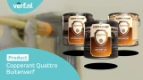 Drie blikken Copperant Quattro buitenverf in verschillende varianten (grondverf, lakverf hoogglans en systeemverf UV+), voor een achtergrond met een schilder die buitenschilderwerk uitvoert.