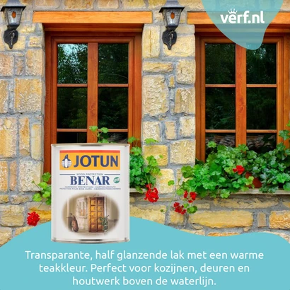 Houten kozijnen en raamluiken behandeld met Jotun Benar lak in warme teak kleur, tegen een rustieke stenen gevel met rode bloemen op de vensterbank.