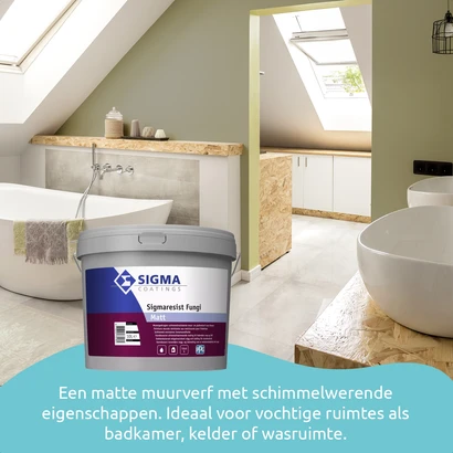 Een stijlvolle badkamer met een vrijstaand bad en moderne douche, met op de voorgrond een emmer Sigma Sigmaresist Fungi. Deze matte binnenmuurverf is schimmelbestendig en biedt uitstekende dekking, ideaal voor hygiënegevoelige ruimtes.