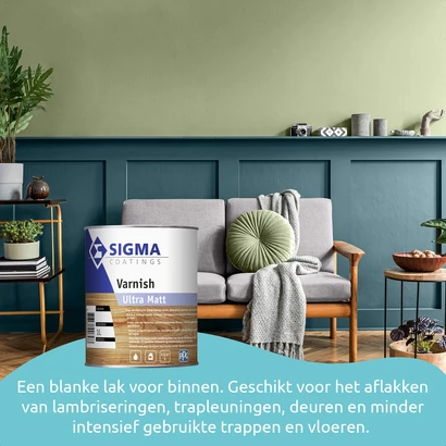 Sfeervol ingerichte woonkamer met groene lambrisering en een zachtgroene muur. Op de voorgrond een blik Sigma Varnish Ultra Matt, een transparante lak voor binnen, ideaal voor het aflakken van lambriseringen, trapleuningen, deuren en minder intensief gebruikte trappen en vloeren.