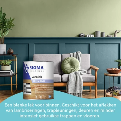 Sfeervol ingerichte woonkamer met groene lambrisering en een zachtgroene muur. Op de voorgrond een blik Sigma Varnish Ultra Matt, een transparante lak voor binnen, ideaal voor het aflakken van lambriseringen, trapleuningen, deuren en minder intensief gebruikte trappen en vloeren.