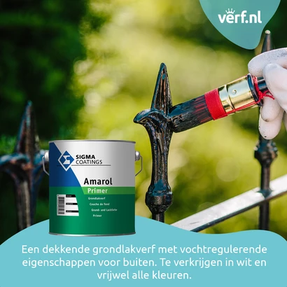 Iemand brengt met een rode kwast zwarte grondlak aan op een sierlijk metalen hekwerk in een groene buitenomgeving. Op de voorgrond staat een blik Sigma Amarol Primer. Rechtsboven is het Verf.nl-logo zichtbaar. Onderin de tekst: "Een dekkende grondlakverf