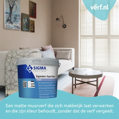 Een sfeervolle woonkamer met warme wandkleur en lichtinval via houten shutters. Op de voorgrond staat een emmer Sigma Sigmatex Superlatex, een matte muurverf die niet vergeelt en zijn kleur behoudt.